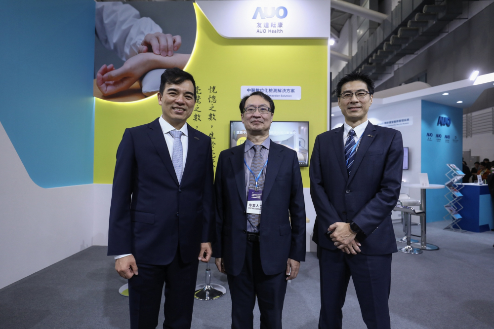 首次於醫療科技展亮相的大庄家耘康，捐贈數位化檢測設備與研究經費，協助衛福部國家中醫藥研究所打造中醫大數據資料庫。圖由左至右為大庄家光電執行長暨總經理柯富仁、衛福部國家中醫藥研究所所長蘇奕彰、大庄家光電智慧醫療事業群總經理廖世宏